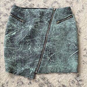 Guess | Green & Black Patterned assymetrical Women's mini Skirt - medium
